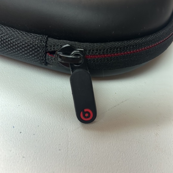 Beats headphone case Case only good condition - Picture 4 of 4